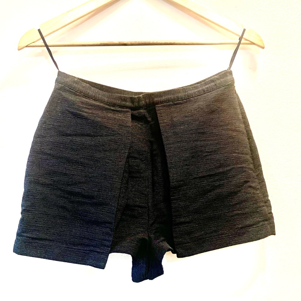 Topshop Women high waisted black pleated shorts 6